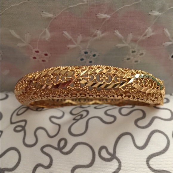 Intricate gold bangle - Picture 2 of 3
